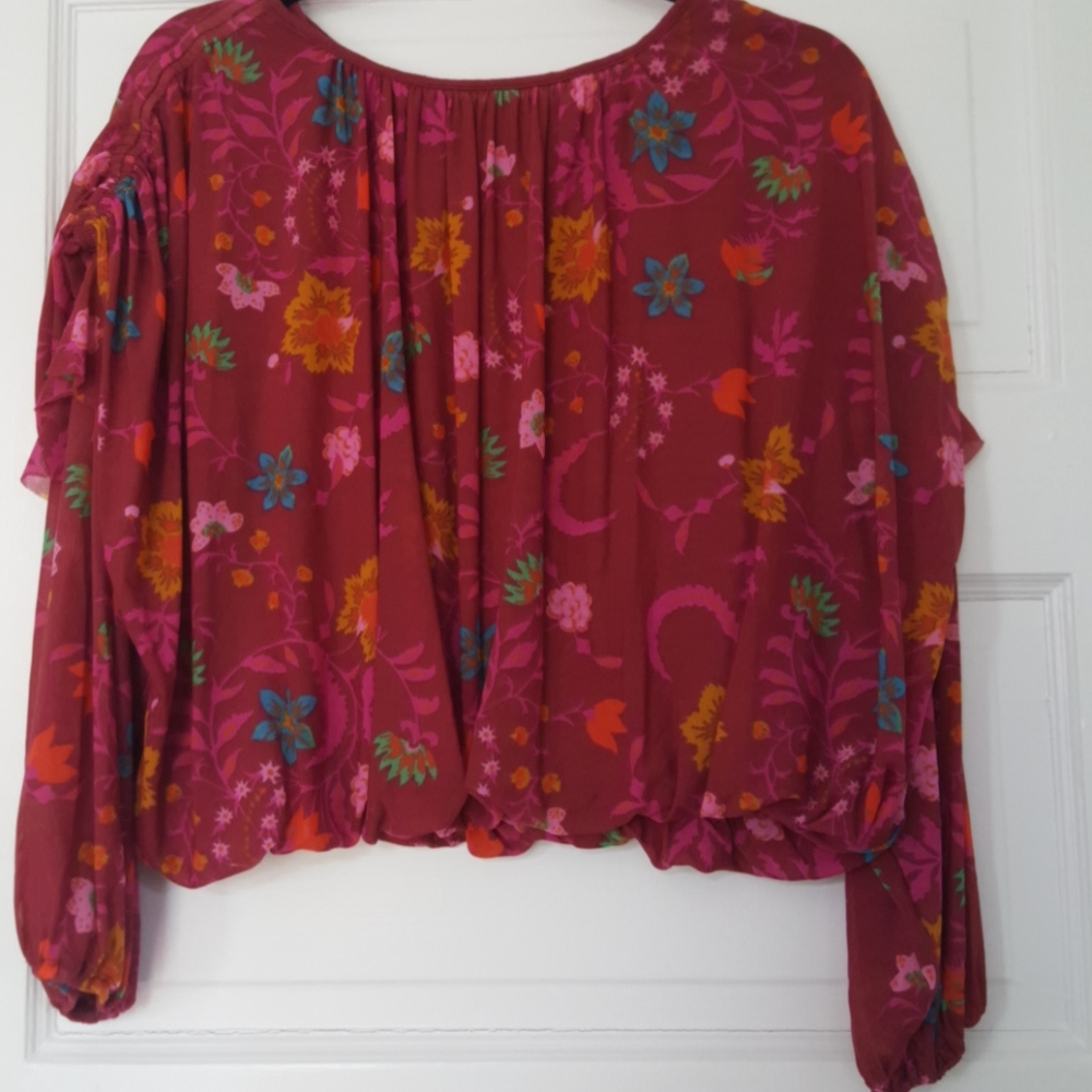 Free People women’s EUC magenta floral ruffle sleeve top, oversized, XS